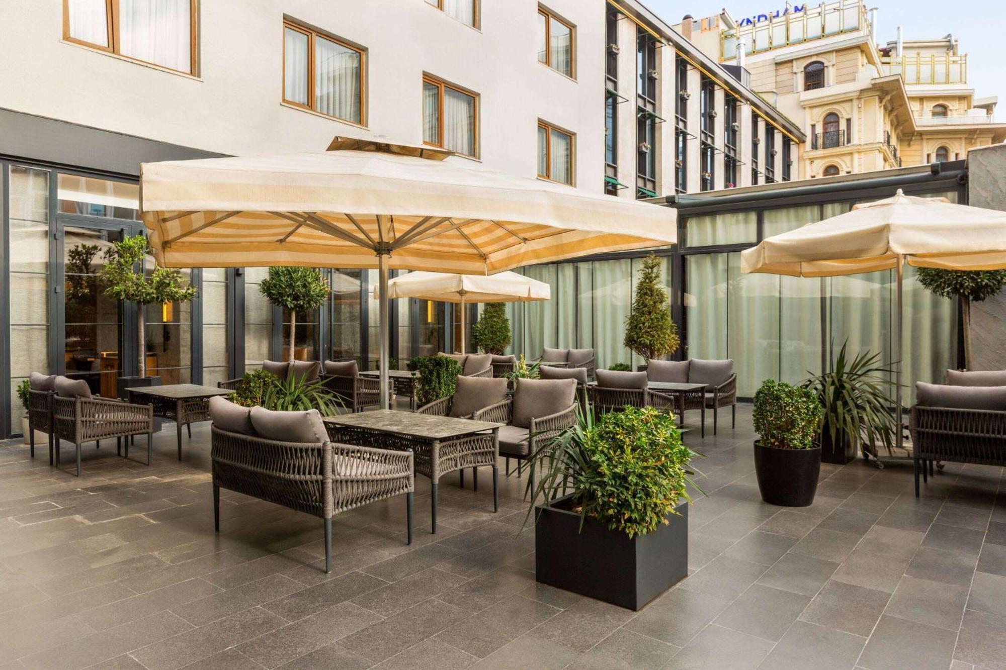 Hotel Ramada Plaza Sultanahmet Provincia di Provincia di Istanbul Esterno foto The hotel's terrace